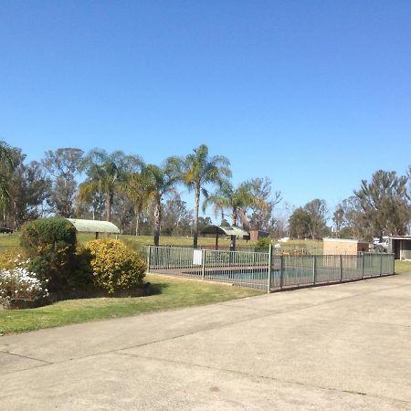 Alexander The Great Motel Windsor Exterior photo